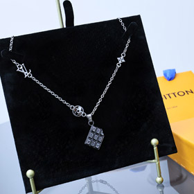 Louis Vuitton LV colgante grabado carta collar floral-3649