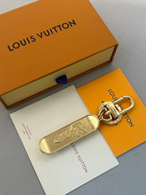 Louis Vuitton LV utiliza latón brillante para tallar encantos de bolsa en forma de skateboard y llav